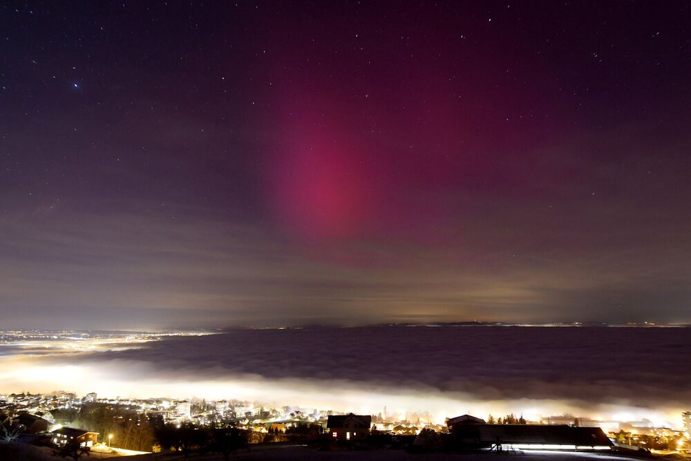 Am Abend des 1. Januar waren in der Schweiz Polarlichter zu sehen. Der Blick von Rorschacherberg SG zeigt ein tiefes Nebelmeer über dem Bodensee, darüber glühen tiefrote Polarlichter. (Foto: Andreas Walker)